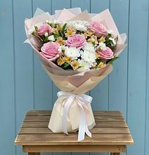 Букет цветов из:  Гвоздики, Орхидеи и Розы в Чернолесском