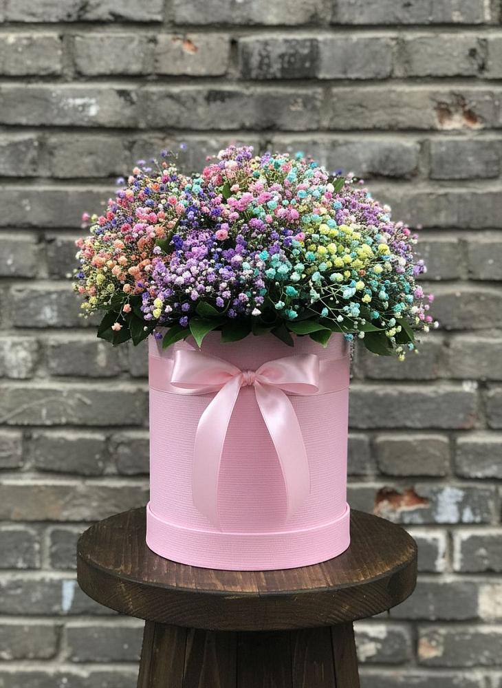 Цветочная композиция из Гипсофила и Розы в шляпной коробке в Чернолесском