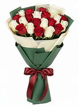 Букет Микс из красных и белых роз в Чернолесском