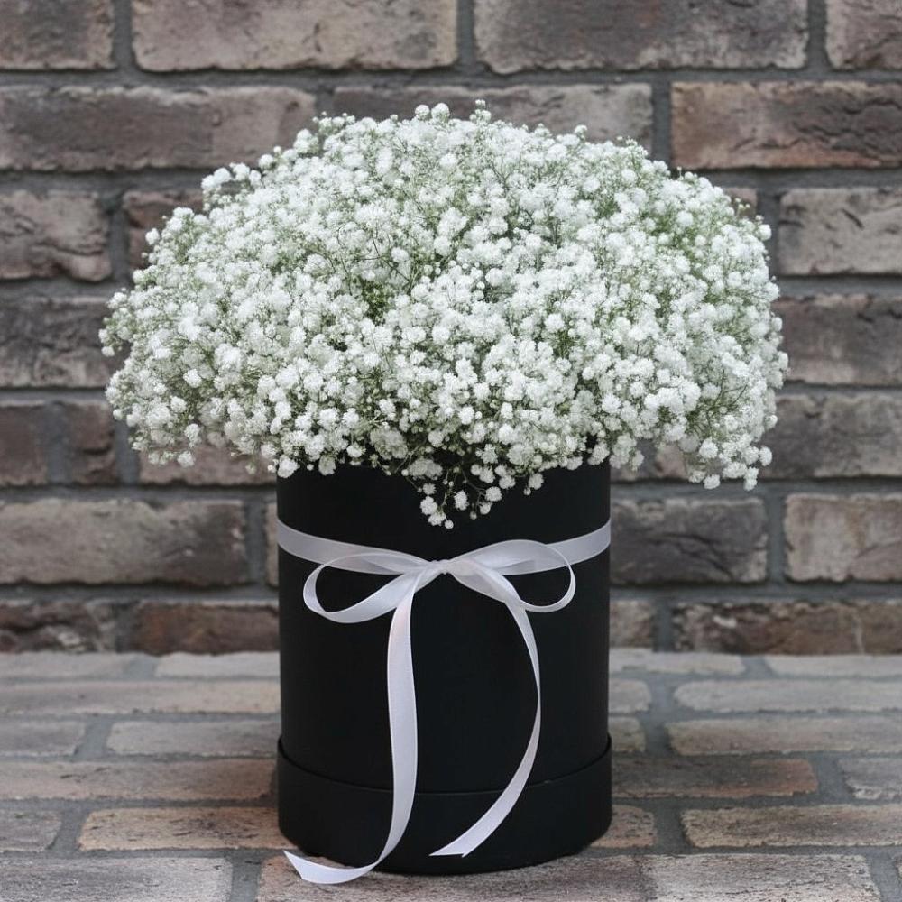 Цветочная композиция из Гипсофила в шляпной коробке в Чернолесском