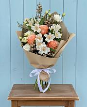 Букет цветов из:  Альстромерии, Лизиантусы, Розы и Хризантемы в Чернолесском