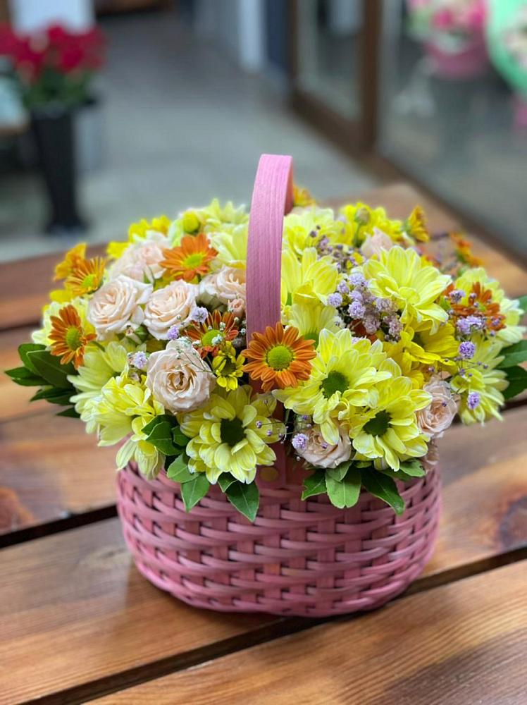 Цветочная композиция из Хризантемы и Розы в корзине в Чернолесском