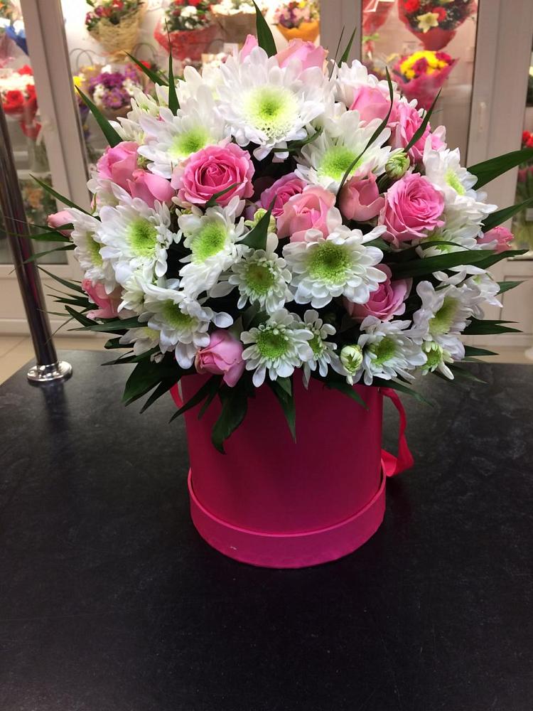 Цветочная композиция из Розы и Хризантемы в шляпной коробке в Чернолесском