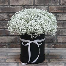 Цветочная композиция из Гипсофила в шляпной коробке в Чернолесском