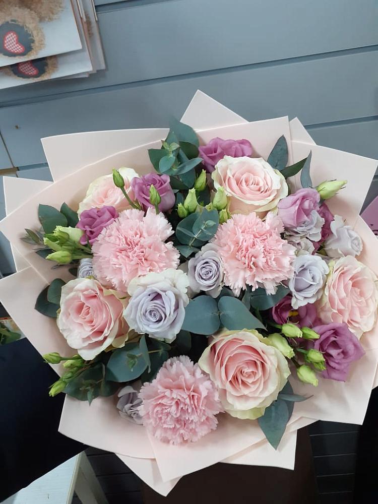 Букет цветов из: Розы, Гвоздики и Лизиантусы в Чернолесском