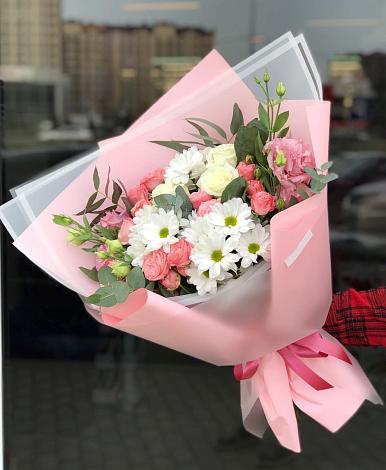 Букет цветов из: Розы, Лизиантусы и Хризантемы в Чернолесском