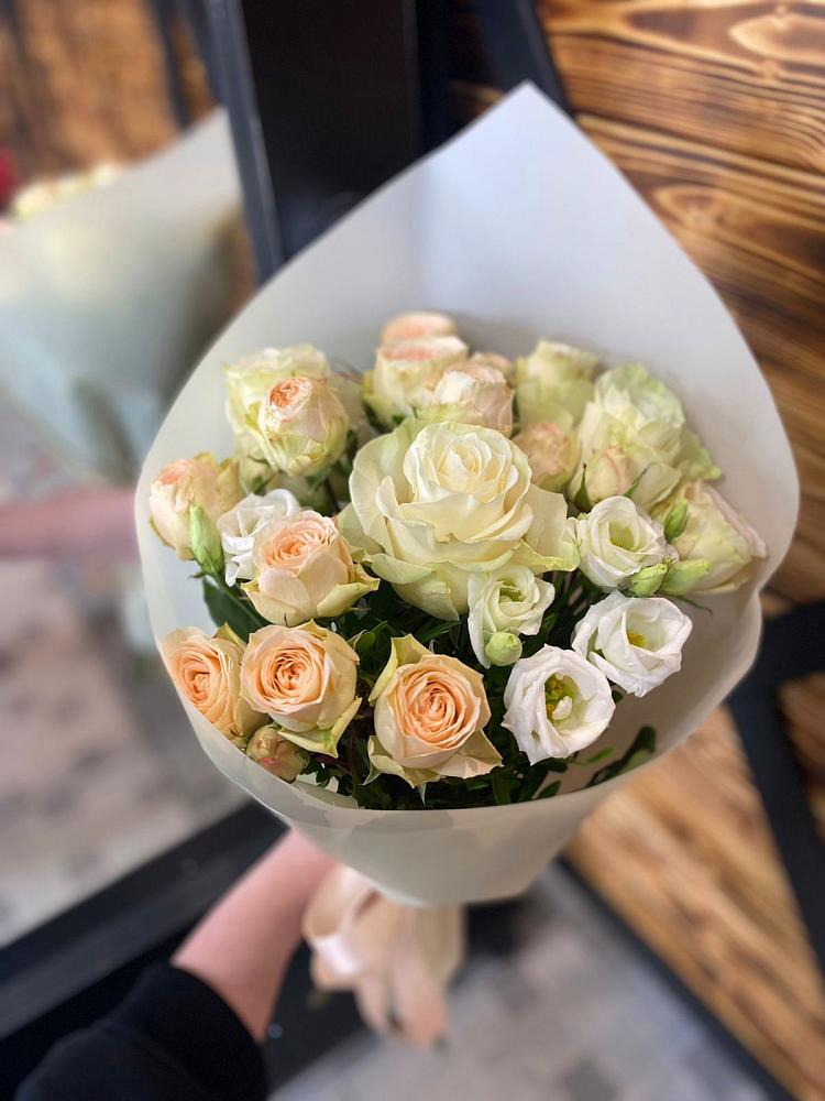 Букет цветов из: Розы и Лизиантусы в Чернолесском